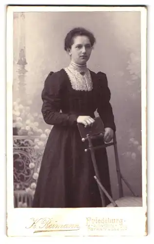 Fotografie K. Reimann, Friedeburg, Parkstrasse 53b, bürgerliche Frau im Portrait
