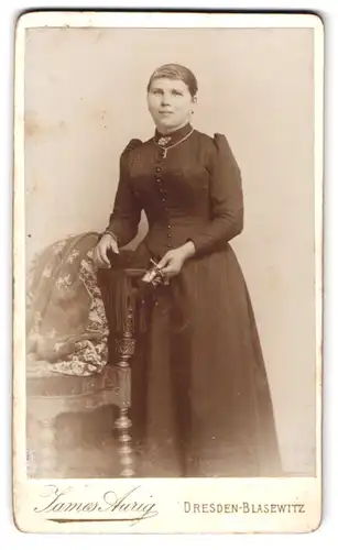 Fotografie James Aurig, Dresden, Residenzstrasse 8, junge Dame in schwarzem Kleid