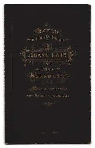 Fotografie Johann Hahn, Nürnberg, vor dem Maxthor, junge Frau mit freundlichem Lächeln im Portrait