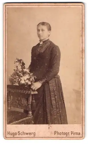 Fotografie Hugo Schwerg, Pirna, junge Frau im schwarzen Kleid