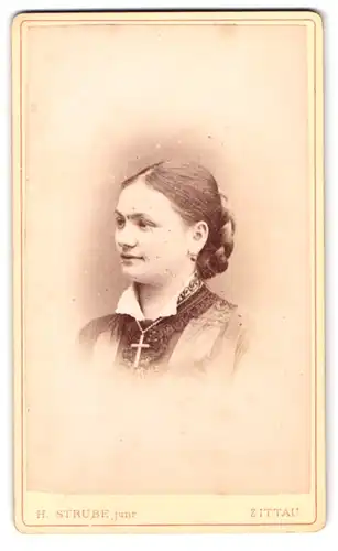 Fotografie H. Strube, Zittau, Lessing-Strasse 14, junge Christin im Portrait