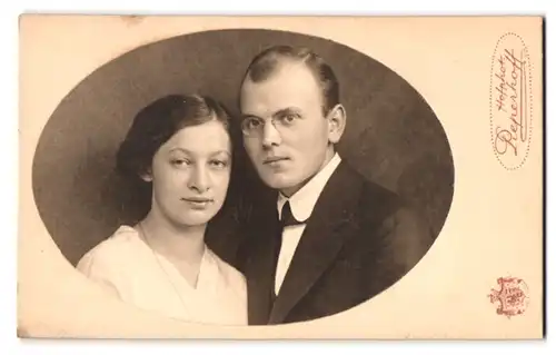 Fotografie Pieperhoff, Leipzig Goethestr. 1, Portrait Ernst und Gerlinde Brose im Anzug mit Brille und im weissen Kleid