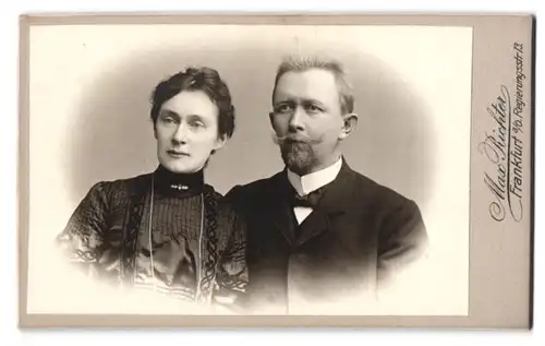 Fotografie Max Richter, Frankfurt a. Oder, Regierungs-Str. 13, Portrait Eheleute im Anzug mit Bart und Biedermeierkleid