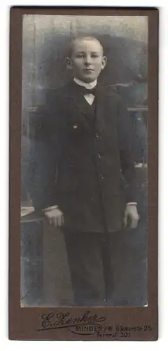 Fotografie E. Zenker, Minden i. W., Bäckerstr. 25, Portrait junger Knabe im Anzug mit Fliege und Kurzhaarschnitt