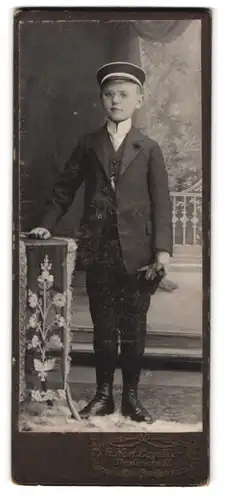 Fotografie G. Karl Lagillier, Duderstadt, Portrait junger Knabe im Anzug mit Brille und Schirmmütze