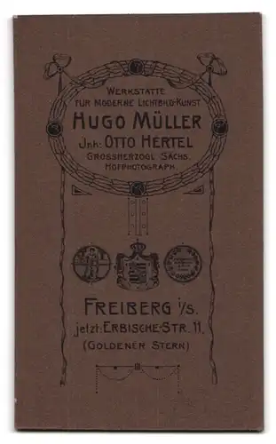 Fotografie Otto Hertel, Freiberg i. S., Erbische-Str. 11, Portrait Knabe im dunklen Anzug mit Schirmmütze und Segelohren