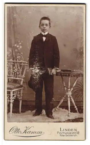 Fotografie Otto Kramm, Linden, Fortunastr. 12, Portrait kleiner Junge im Anzug mit Hut und Bibel in der Hand