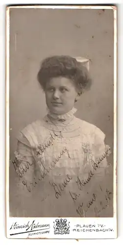 Fotografie Heinrich Axtmann, Plauen i. V., Bahnhofstr. 27, Portrait Hannie Baum im weissen Kleid mit toupierten Haaren