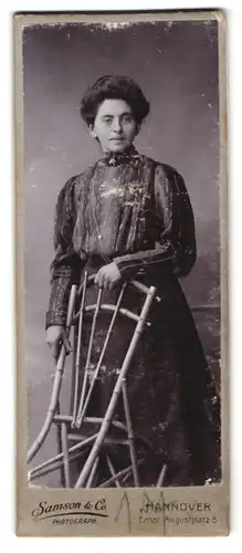 Fotografie Samson & Co., Hannover, Ernst Augustplatz 5, Portrait Dame in gestreifter Bluse mit toupierten Haaren
