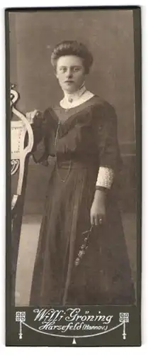 Fotografie Willi Gröning, Harsefeld, Portrait junge Frau im Biedermeierkleid mit Spitzenkragen