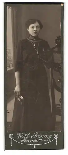 Fotografie Willi Gröning, Harsefeld, Portrait junge Frau im schwarzen mit Herzanhänger
