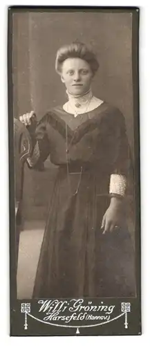 Fotografie Willi Gröning, Harsefeld, Portrait Dame im dunklen Kleid mit Brosche und Halskette