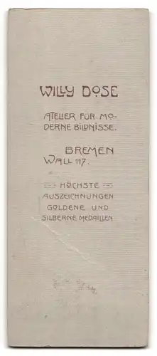 Fotografie Willy Dose, Bremen, Wall 117, Portrait Dame im weissen Kleid mit Hochsteckfrisur