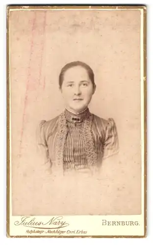 Fotografie Julius Nary, Bernburg, Carlsplatz 29, Frau im eleganten Kleid