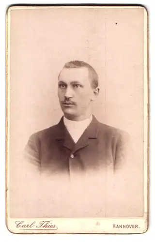 Fotografie Carl Thies, Hannover, Höltystrasse 13, Mann im Anzug mit kurzen Haaren