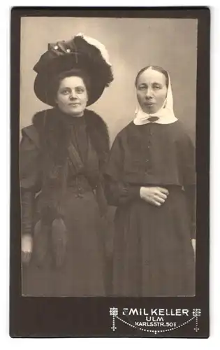 Fotografie Emil Keller, Ulm, Karlstr. 50, Schwestern in eleganter dunkler Kleidung