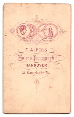 Fotografie E. Alpers, Hannover, Langelaube 25, junges Mädchen in eleganter Kleidung mit Zöpfen und Kreuzkette