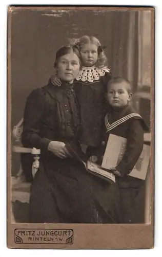 Fotografie Fritz Jungcurt, Rinteln a. W, . Bahnhofstr. 14, Mutter mit ihren Kindern in eleganter Kleidung