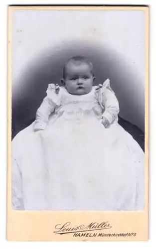 Fotografie Louis Müller, Hameln, Münsterkirchhof 5, Baby im weissen Kleid