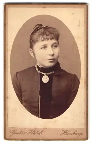 Fotografie Gustav Habel, Hamburg, Poolstr. 18, Dame in eleganter Kleidung mit Halskette und Dutt
