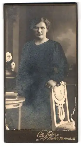 Fotografie Otto Hahn, Stendal, Breitestr. 87, Dame im dunklen Kleid in stehender Pose