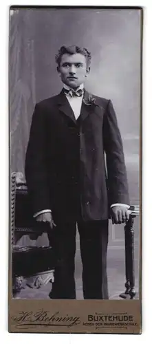 Fotografie H. Behning, Buxtehude, Junger Mann im Anzug in stehender Pose