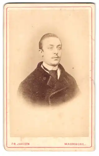 Fotografie Fr. Jakisch, Magdeburg, Stephansbrücke 15, Portrait junger Mann mit zurückgekämmtem Haar