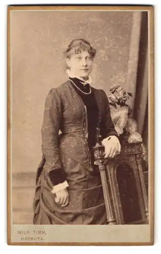 Fotografie Wilh. Timm, Harburg, Lindenstr. 1, Portrait bildschönes Fräulein mit Perlenhalskette und Brosche am Kragen