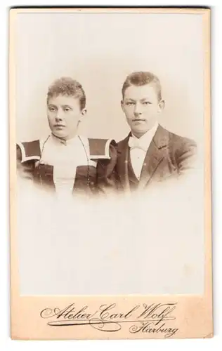 Fotografie Carl Wolf, Harburg, Portrait eines elegant gekleideten jungen Paares