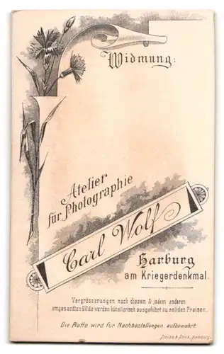 Fotografie Carl Wolf, Harburg, Portrait eines elegant gekleideten jungen Paares