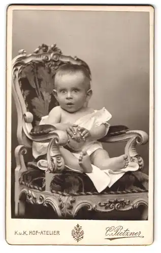 Fotografie C. Pietzner, Wien, Mariahilferstr. 3, Portrait niedliches Kleinkind mit einem Ball in den Händen