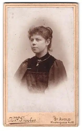 Fotografie L. G. Dirkes, St. Avold, Klostergasse 4 & 10, Portrait brünettes Fräulein mit Brosch und Halskette am Kragen