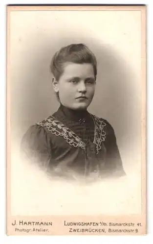 Fotografie J. Hartmann, Ludwigshafen / Rhein, Bismarckstr. 41, Portrait bildschönes Fräulein mit Stickerei am Kleid