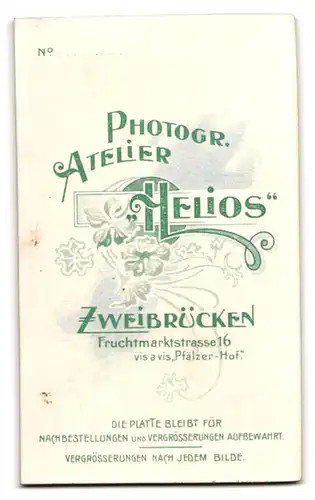 Fotografie Atelier Helios, Zweibrücken, Fruchtmarktstr. 16, Portrait dunkelhaariges Fräulein steht an einem Tisch