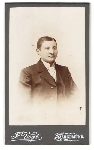 Fotografie F. Vogt, Saargemünd, Kreuzstr. 15, Portrait charmanter junger Mann mit Krawatte im Jackett