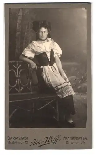 Fotografie Atelier Wolff, Frankfurt / Main, Kaiserstr. 79, Portrait bildschönes Fräulein mit grosser Schleife im Haar