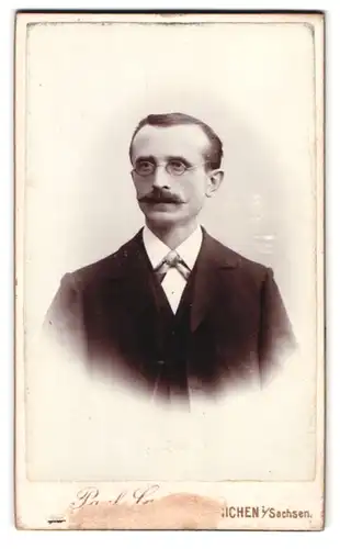 Fotografie Paul Lange, Hainichen / Sachsen, Gerichtsstr. 16, Portrait elegant gekleideter Herr mit Brille