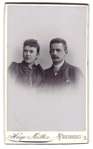 Fotografie Hugo Müller, Freiberg i. S., Fischerstr. 27, Portrait eines elegant gekleideten jungen Paares