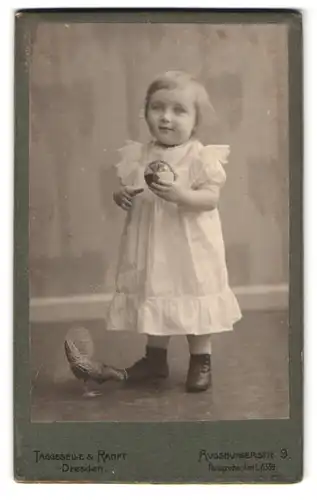 Fotografie Taggeselle & Ranft, Dresden, Augsburgerstr. 9, Portrait süsses blondes Mädchen hält einen Ball in der Hand