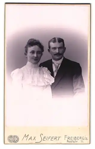 Fotografie Max Seifert, Freiberg i. S., Poststr. 11, Portrait eines elegant gekleideten jungen Paares