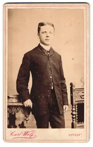 Fotografie Carl Wolf, Harburg, Portrait junger Mann im eleganten Anzug