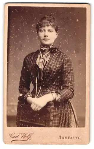 Fotografie Carl Wolf, Harburg, Portrait bildschönes Fräulein mit Dutt und elegantem Halsschmuck