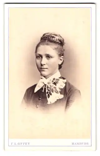 Fotografie F. L. Giffey, Hamburg, Ferdinandstr. 57, Portrait bildschönes Fräulein mit Haarschmuck am Dutt