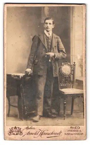 Fotografie Arnold Hornschrodt, Ried, neben Humerkeller, Portrait junger Mann im Anzug mit Hut raucht im Atelier