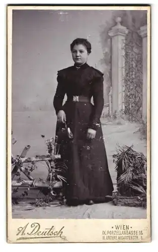 Fotografie A. Deutsch, Wien, Porzellangasse 16, Portrait Mädchen im schwarzen Kleid mit Handtasche