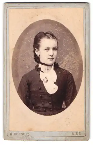 Fotografie K. Posselt, Ried, Schwanthalergasse 55, Portrait Mädchen im Kleid mit Halsband und Kreuzanhänger