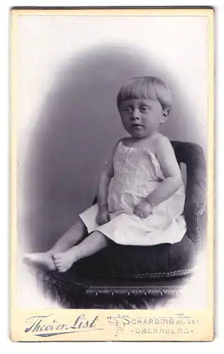 Fotografie Theodor List, Schärding a. Inn, Portrait Kleinkind im weissen kleid mit Topfschnitt