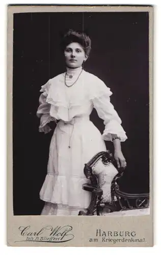 Fotografie Carl Wolf, Harburg, a, Kriegerdenkmal, Portrait junge Frau im weissen Kleid mit toupierten Haaren