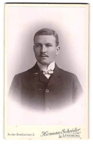 Fotografie Hermann Schröder, Lüneburg, An den Brodbänken 5, Portrait Herr im Anzug mit Fliege und Moustache
