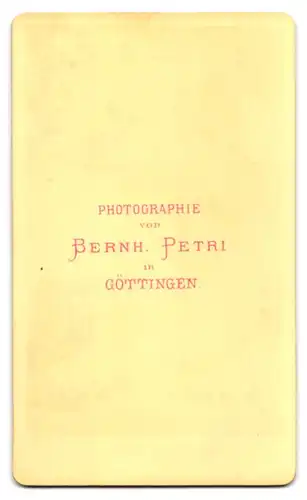 Fotografie Bernh. Petri, Göttingen, Portrait Herr im Anzug mit Fliege und Kinnbart